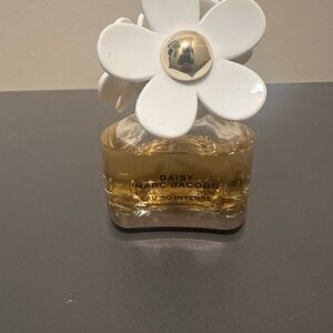 Marc Jacobs Daisy Eau So Intense with White Floral Cap